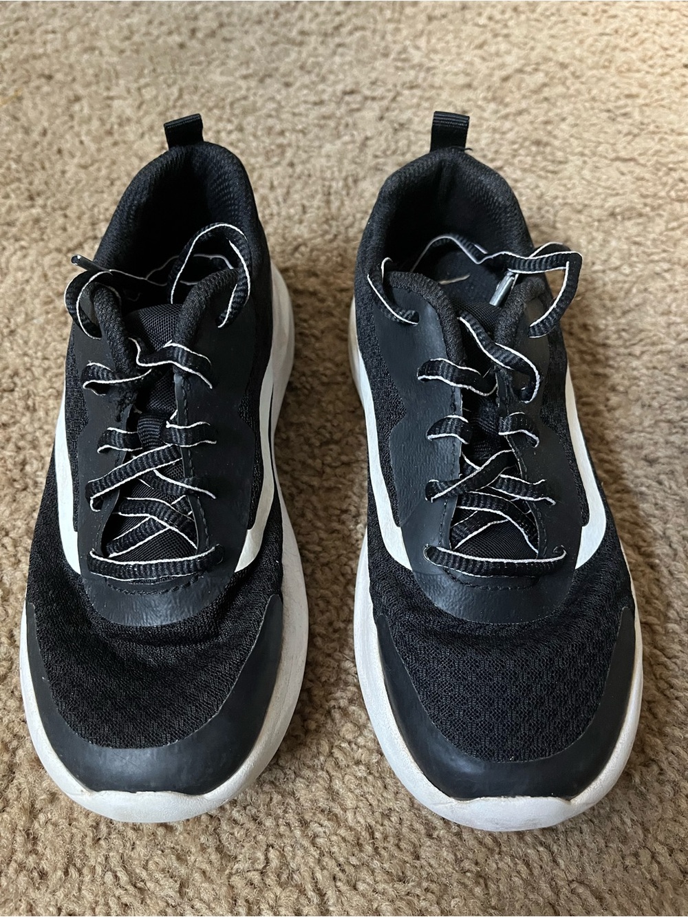 Boys Black Athletic Shoes Size 1 / Boys Sneakes